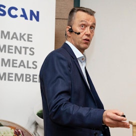 Velkasalkku uusiksi. HKScan järjesteli ajoissa velkarahoitustaan. Kuvassa talousjohtaja Jyrki Paappa esitteli vuosi sitten lihatalon tilinpäätöstä.
