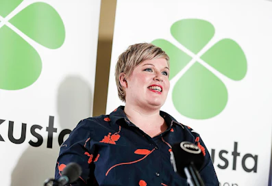 Keskustan puheenjohtaja Annika Saarikko kehuu MTK:n käytännönläheistä suhtautumista ilmastonmuutoksen vastaiseen työhön.