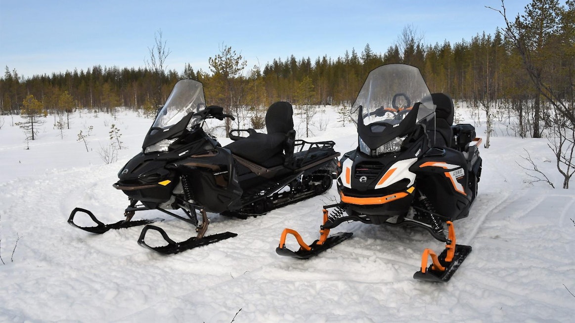 Moottorikelkan suurin sallittu nopeus reiteillä ja maastossa maa-alueilla on 60 kilometriä tunnissa.