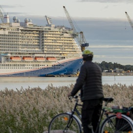 Mies katselee Meyer Turun telakalle, missä on laivanvarustamo Carnival Cruise Linen tilaama Mardi Gras -risteilijä rakenteilla. Kuvattu naapurikunnasta Raisiosta 18. syyskuuta 2020. LEHTIKUVA / RONI LEHTI