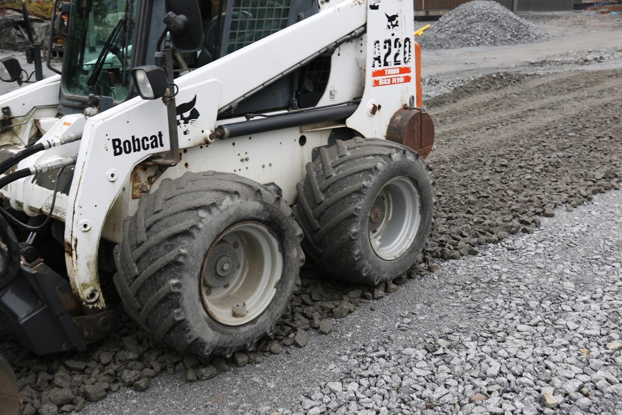 Similä on varmistanut riittävän pidon asentamalla koneeseen lisäpainoja ja selvästi alkuperäistä tukevammat renkaat. Hieman viritetty Bobcat A220 jaksaisikin työntää myös leveämpiä tasauslevymalleja. Käytössä on pienin, 213 cm leveä laite.
