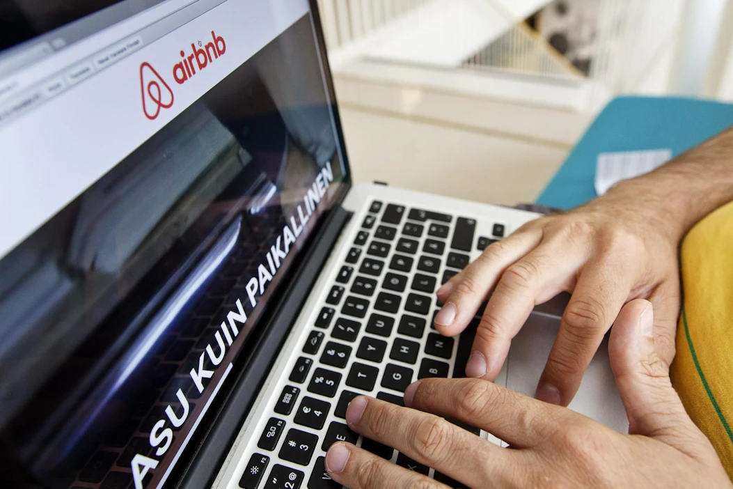 Airbnb on matkailijoiden suosima sivusto, jossa kuka tahansa voi ilmoittaa vaikkapa oman asuntonsa lyhytaikaisesti vuokrattavaksi. LEHTIKUVA / Roni Rekomaa