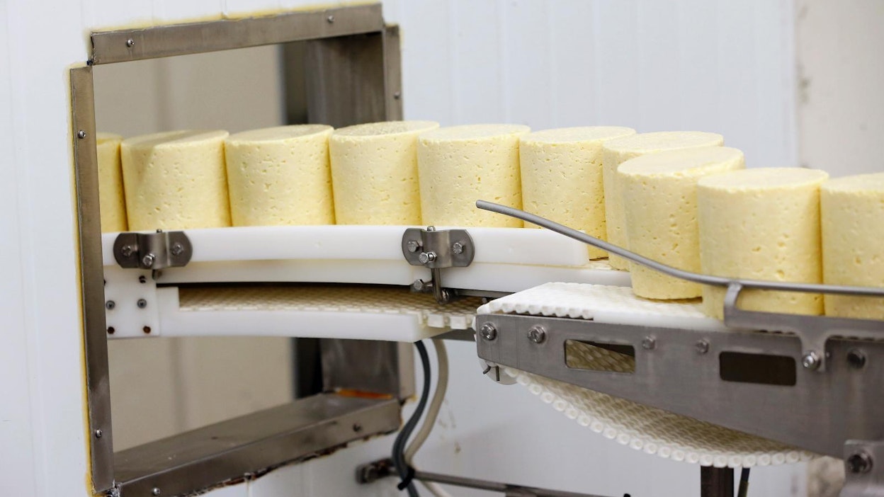 Kuusamon Juusto mainostaa itseään maailman pohjoisimmaksi juustolaksi. Se saa suuren osan maidostaan lähitiloilta.