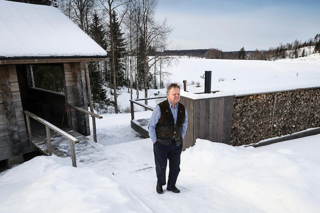 Ilkka Sipilä perusti Hollolan Hirven vuonna 1999. Hän vetäytyi eläkkeelle ravintolan pyörittämisestä ja keskittyy oluen panemiseen ja matkailijoiden kylvettämiseen.