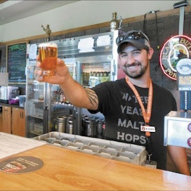Chad Wester vetää ohjattuja vierailuja Deschutes Breweryn tuotantotiloissa. Yhä useampi turisti saapuu Bendiin tutustumaan Keski-Oregonin maankuuluihin oluisiin. Jae Jensen