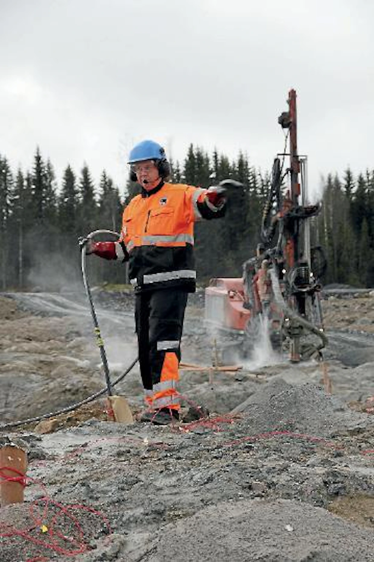 Pumppaus tapahtuu letkunkäsittelijän ja pumpun ohjaajan yhteistyönä. Kommunikointi hoituu mm. käsimerkein. Letkumieheltä vaaditaan ammattitaitoa, sillä räjähteen väliin jäävä vesi estää alapuolelle jäävän räjähteen palamisen.