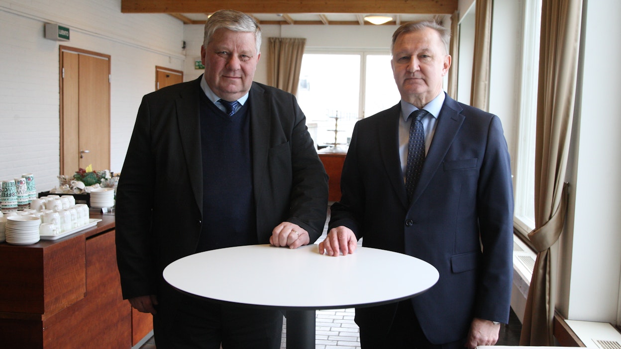 Valtuuskunnan puheenjohtaja Pekka Kaikkonen (vas.) ja hallituksen puheenjohtaja Antti Lehtisalo isännöivät Suomen Hippoksen valtuuskunnan kokousta Vantaalla.