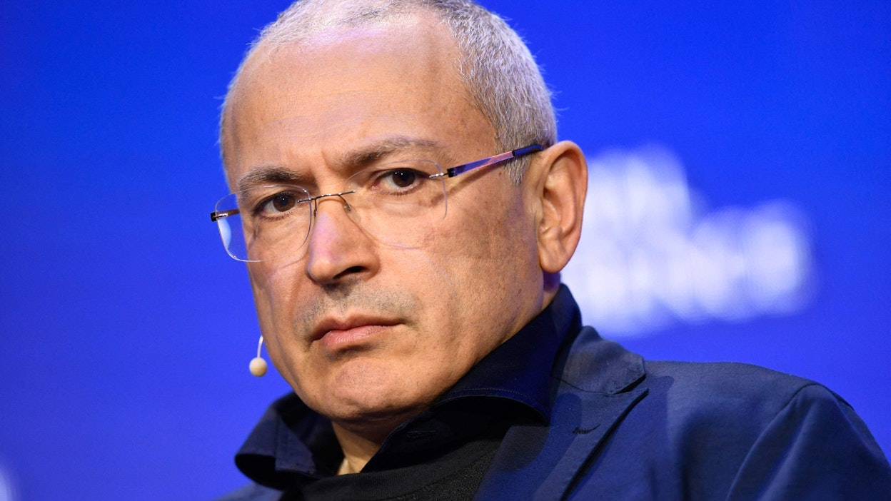 Venäjältä paenneita on korkeimman arvion mukaan jopa puolitoista miljoonaa. Entinen oligarkki Mihail Hodorkovski tukee maasta lähteneille venäläisille apua tarjoavaa The Ark -verkostoa. LEHTIKUVA/AFP. 