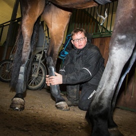 Vesa Santanen piti ratsujen täyshoitotallia mutta keskittyy nyt rakennusyrittämiseen ja pitää hevosia harrastuksena. Laadukas tallikiinteistö on myynnissä.