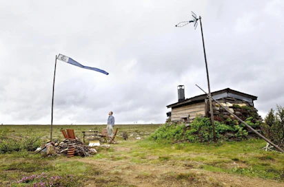 Pekka Turkan mökki Miessillä on vanhalla kaivupaikalla. Entisöinnin jälkeen sitä ei  erota muusta maisemasta.