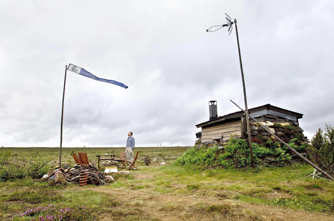 Pekka Turkan mökki Miessillä on vanhalla kaivupaikalla. Entisöinnin jälkeen sitä ei erota muusta maisemasta.