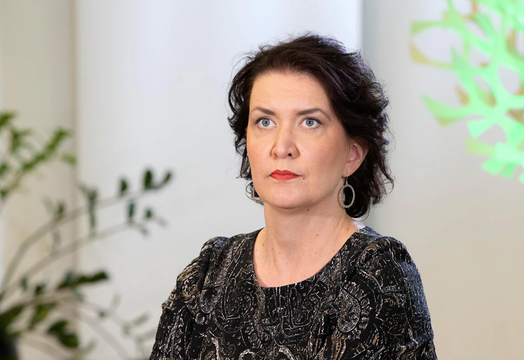 Pirkkalainen odotti vakavana ennakkovaalien tuloksia. Lopullisen tuloksen arvion valmistuttua puoluesihteeri oli kuitenkin yhtä hymyä.