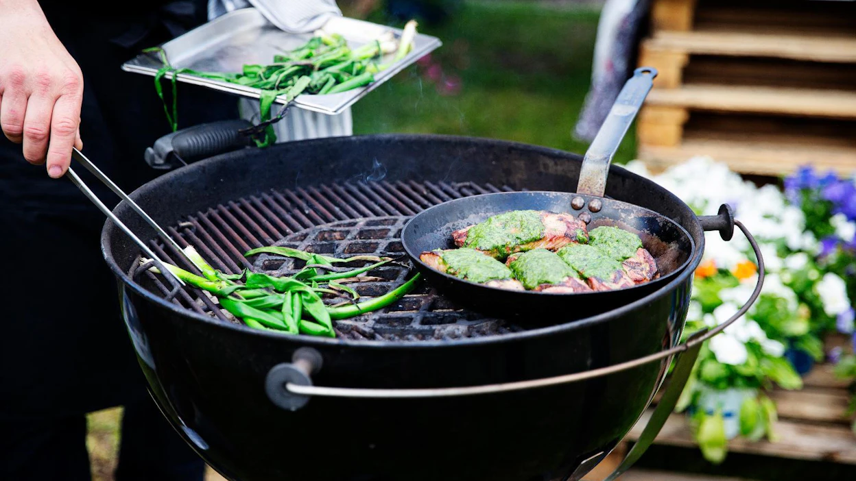 Grillatessa pitää käyttää kypsennetyille ja kypsentämättömille ruoka-aineille eri välineitä.