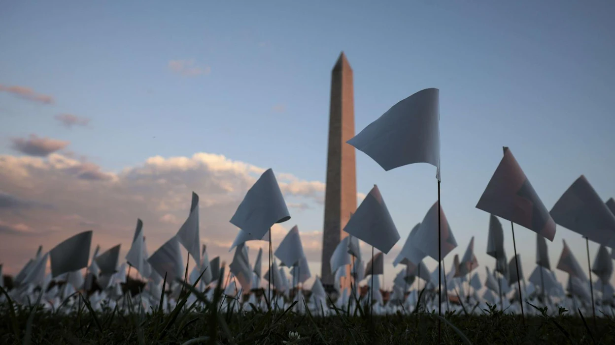 Koronaviruksen seurauksena Yhdysvalloissa on Johns Hopkinsin yliopiston seurannan mukaan kuollut yli 675 900 ihmistä. Kuvassa Washington-monumentin lähellä sijaitseva installaatio, jolla muistetaan koronaviruksen aiheuttaman taudin seurauksena kuolleita amerikkalaisia.