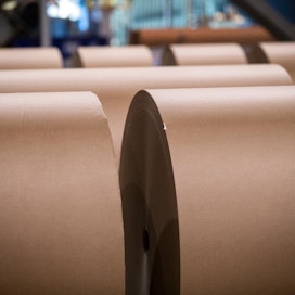 Yhä useampi yritys käyttää pakkaustensa kääreissä puusta lähtöisin olevia materiaaleja. Ruotsin Skogsindustriernan mukaan niin paperikassien kuin säkkipapaperin materiaalista on yrityksillä pulaa. Kuvituskuva.