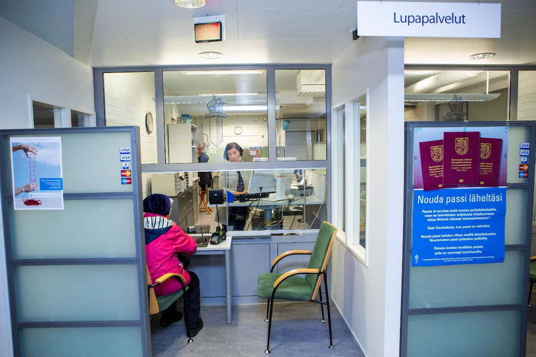 Kerttu Valtonen teki henkilökorttihakemuksen Kiteen poliisilaitoksella. Lupasihteeri Jaana Huuho palveli.