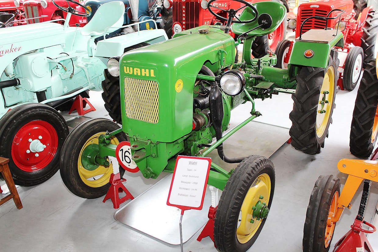Vuonna 1935 aloittanut Wahl lopetti traktorituotannon monen muun saksalaismerkin tapaan v.1962. Wahl oli tiettävästi ensimmäinen valmistaja joka käytti ZF:n voimansiirto-osia. Moottorit tulivat paria poikkeusta lukuun ottamatta MWM:ltä. Kuvan Wahl on ilmeisesti mallia W15, jossa on 1-sylinterinen MWM-diesel nestejäähdytyksellä, teholtaan 14 hv. Uotila Oy yritti 1950-luvulla Wahl-traktoreiden maahantuontia, mutta Lisenssivirasto ei myöntänyt valuuttoja.