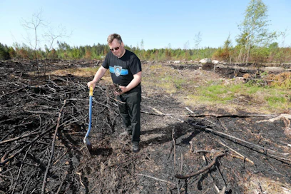 Metsänomistaja Pentti Wanhatalo kaivoi kulotuksen jälkeen lapiolla hiiltynyttä kunttaa. Se oli märkää. Hänen mielestään metsämaan kuivumista olisi pitänyt odottaa kauemmin ennen kulotusta.