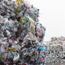Suomalainen tuottaa keskimäärin 30 kiloa muovijätettä vuodessa. Osa siitä kierrätetään uusiomuoviksi muovinkäsittelylaitoksella Riihimäellä.