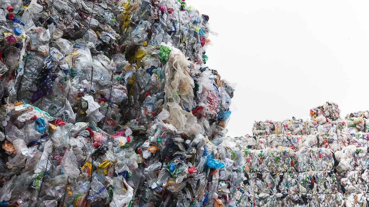 Suomalainen tuottaa keskimäärin 30 kiloa muovijätettä vuodessa. Osa siitä kierrätetään uusiomuoviksi muovinkäsittelylaitoksella Riihimäellä.