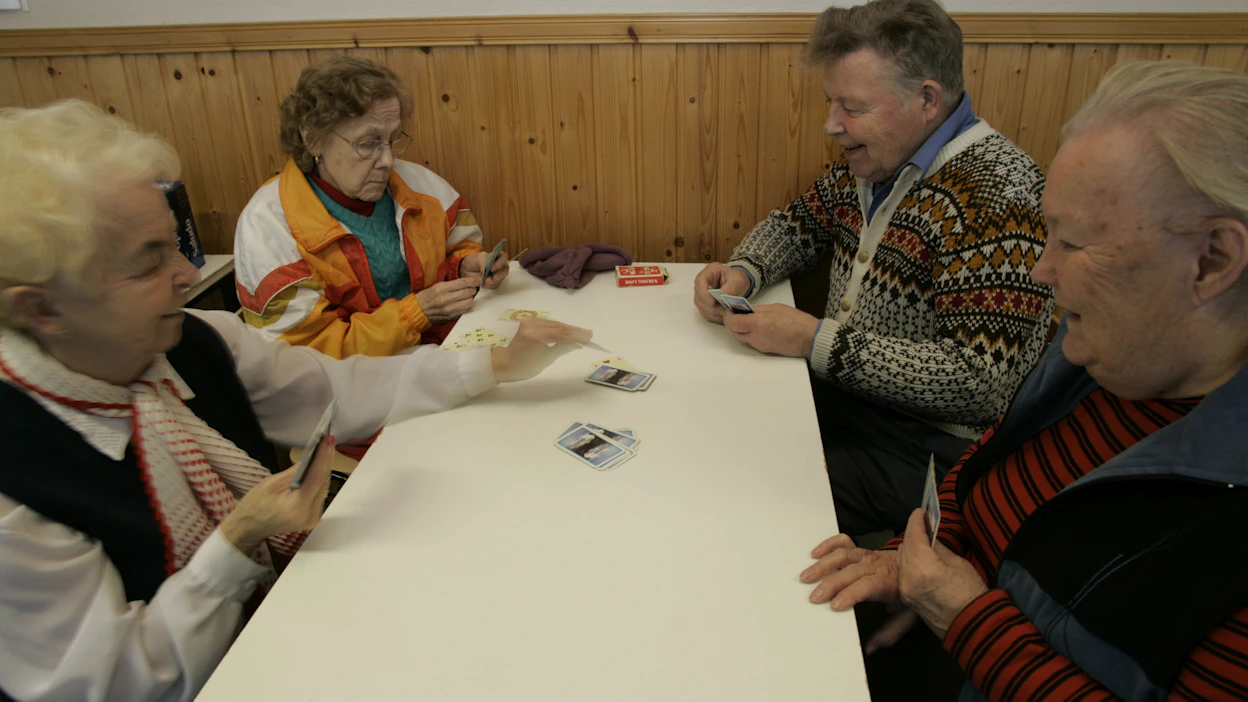 Yhteiset kohtaamiset pitävät mielialaa yllä. Kuvituskuva. Kuvan henkilöt eivät liity juttuun.