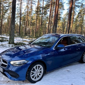 Vuoden yksi mielenkiintoisimmista uutuuksista on Mercedes-Benzin C-sarja, joka nappasi hopeaa Vuoden Auto Suomessa 2022 -kisassa. Voiton vei täyssähköinen Škoda Enyaq.