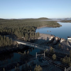 Vesialtaat ovat nyt täynnä, kuten esimerkiksi Vattenfallin Akkatsin voimalan patoallas Ruotsissa Jokkmokkissa.