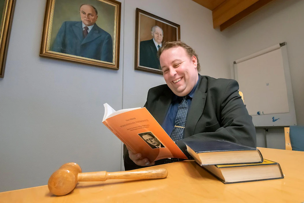 Tuomas Koivuniemi on Artturi Leinosen seuran puheenjohtaja. ”Leinonen ei pelännyt osallistua yhteiskunnalliseen keskusteluun. Tarvittaessa hän otti asioihin voimakkaastikin kantaa”, Koivuniemi sanoo.