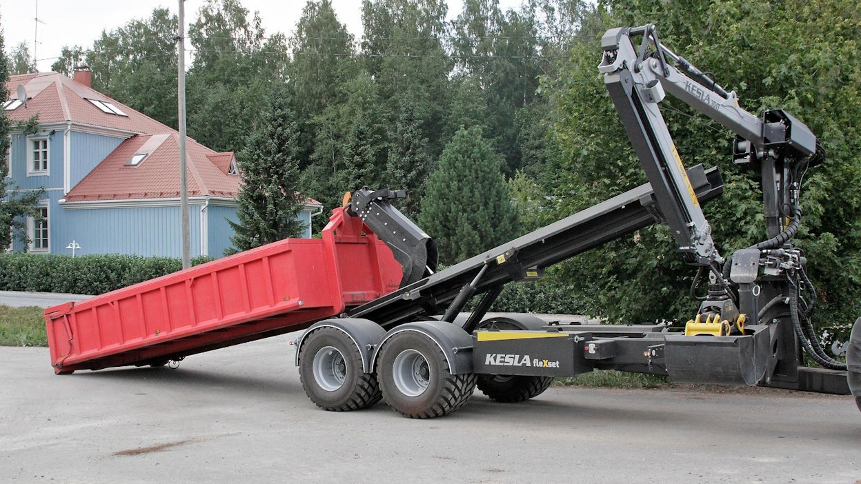 Kesla FleXset -monitoimivaunu on tarkoitettu niin kunnallistöihin kuin maatalouteenkin.