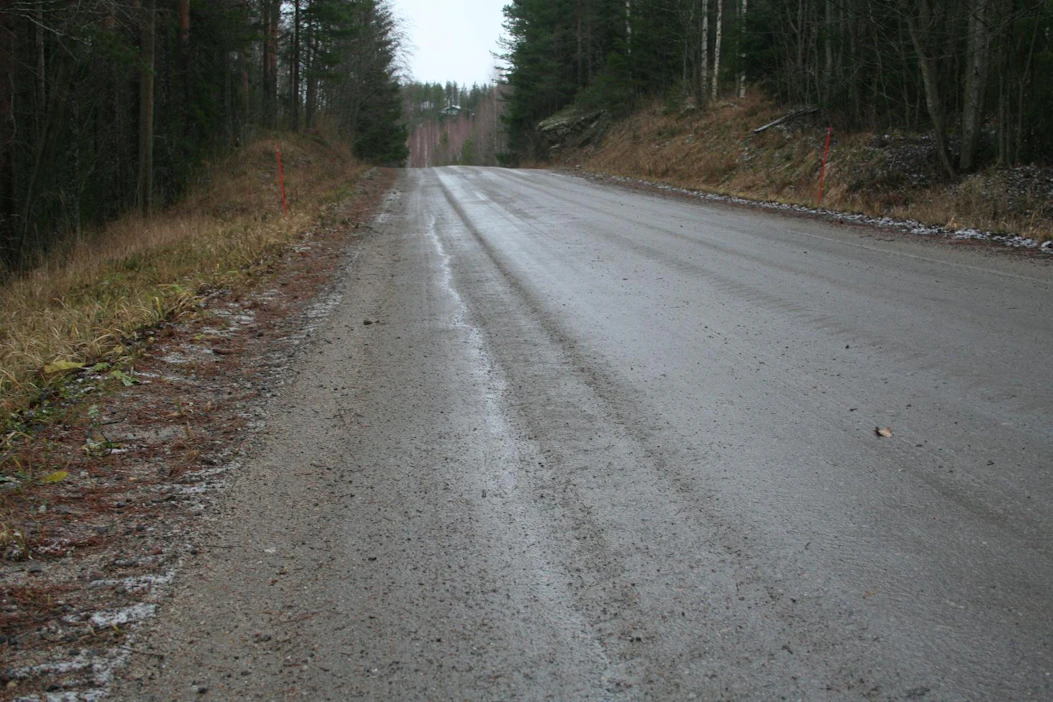 "Yksityisteiden varsilla on noin 190 000 loma-asuntoa, 250 000 omakotitaloa, 40 000 maatilaa ja 30 000 yritystä."