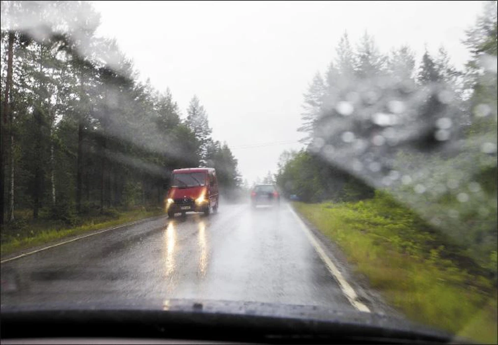Kesä on suuressa osassa maata ollut tavallista sateisempi. Kesäsateet tulevat usein hyvinkin paikallisina kuuroina. Marita Waenerberg