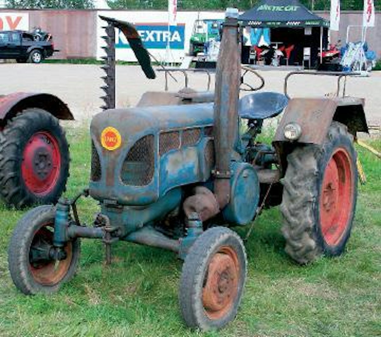 Lanz Bulldog 2416 kuuluu merkin viimeiseen, vuonna 1955 esiteltyyn mallistoon. Uudistuksiin kuuluivat mm. hehkutulpan ja sähköstartin avulla tapahtuva käynnistys, nostolaite ja muotoillut konepellit. 24 hv:n Lanz on 1-sylinterinen, iskutilavuus 2600 cc, traktori painaa varusteineen n. 1500 kg. Kuopio