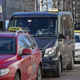 Hallituspuolueet ovat pääsemässä yhteisymmärrykseen esimerkiksi takseja koskevasta liikennepalvelulaista.
