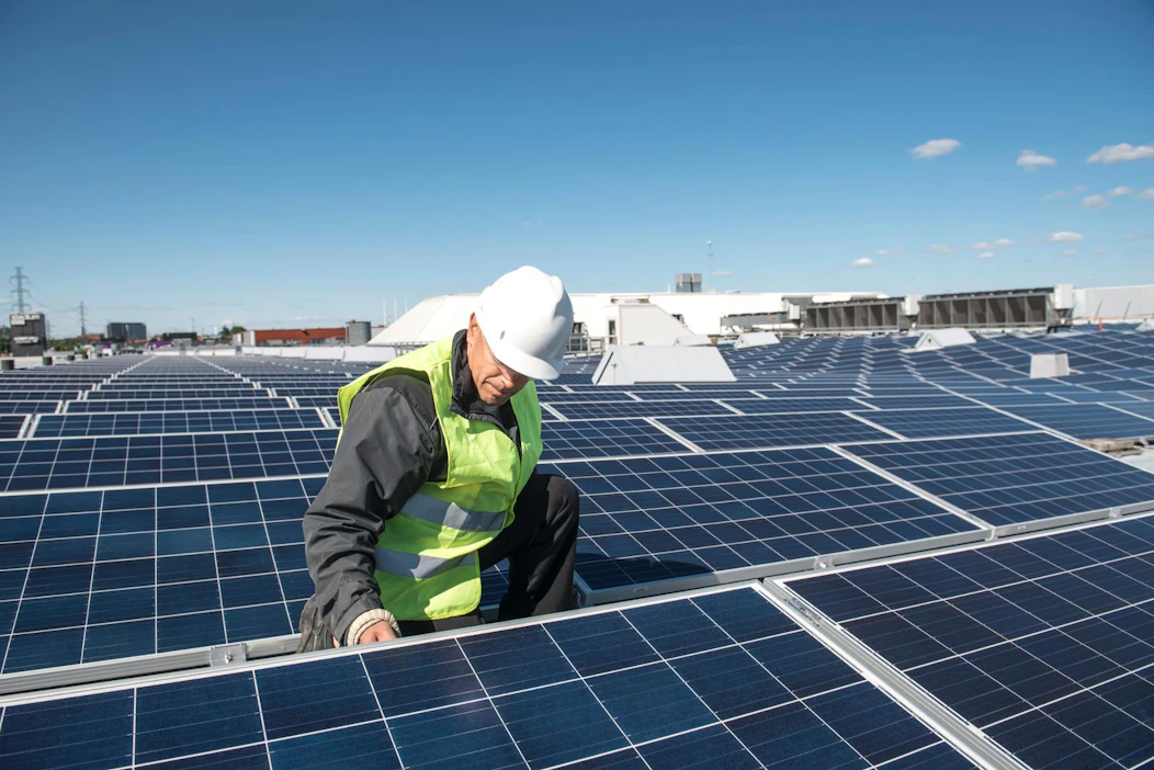 Solnet Green Energyn työnjohtaja Timo Rossi asensi keskiviikkona Vantaalla kaupan katolle optimointilaitteita aurinkopaneeleihin, joiden yhteisteho on korkeimmillaan puoli megawattia.