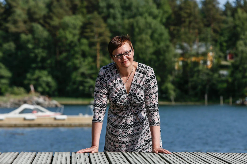 "Kemiönsaari on Suomen suosituimpien mökkikuntien kärkilistalla. Kesän tulo näkyy täällä hyvin konkreettisesti", tietää kunnanjohtaja Anneli Pahta.