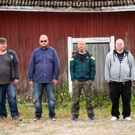 Onni Olkinuora, Timo Huttunen, Mika Lindholm ja Jonne Leinonen ovat nauttineet maatilan hommista Näkymätön mies -projektissa Hollolassa.