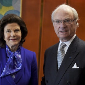 Ruotsin kuningas Kaarle Kustaa (oikealla) kertoi Ruotsin epäonnistuneen omalta osaltaan koronapandemian hoidossa. Vasemmalla kuningatar Silvia. LEHTIKUVA / VESA MOILANEN
