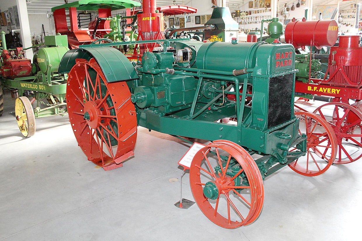 Tractor-nimityksen keksi amerikkalainen myyntimies W.H.Williams v.1907, koska &quot;gasoline farm traction engine&quot; vei liikaa tilaa lehtimainoksissa. Williams möi Hart-Parr -traktoreita, joiden merkki muuttui 1920-luvun lopulla mittavien yritysfuusioiden myötä Oliveriksi. Samalla traktoreiden rakenne ja tekniikka vaihtui nykyaikaisemmaksi – tämä  Hart-Parr 18-36 G vuodelta 1926 on vielä vanhaa sorttia. Moottori on 8,2 litran poikittainen 2-sylinterinen, teholtaan 42 hv. Vaihteita on 2 ja huippunopeus 4,8 km/h.