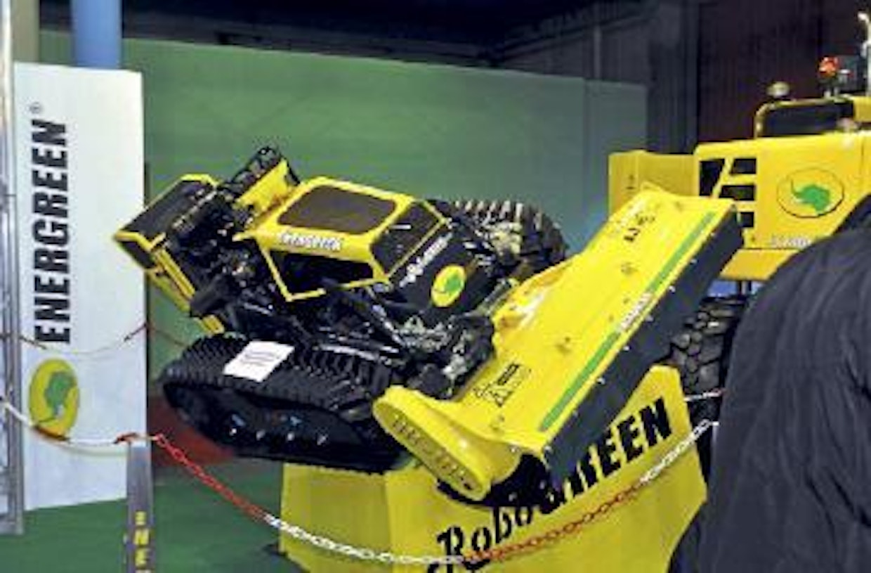Energreenin kauko-ohjattava Robogreen on murskain-ruohonleikkuri jyrkille rinteille. (SN)