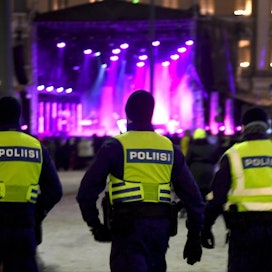 Poliiseja turvaamassa Senaatintorin uudenvuodenjuhlaa 31. joulukuuta 2018. LEHTIKUVA / Markku Ulander