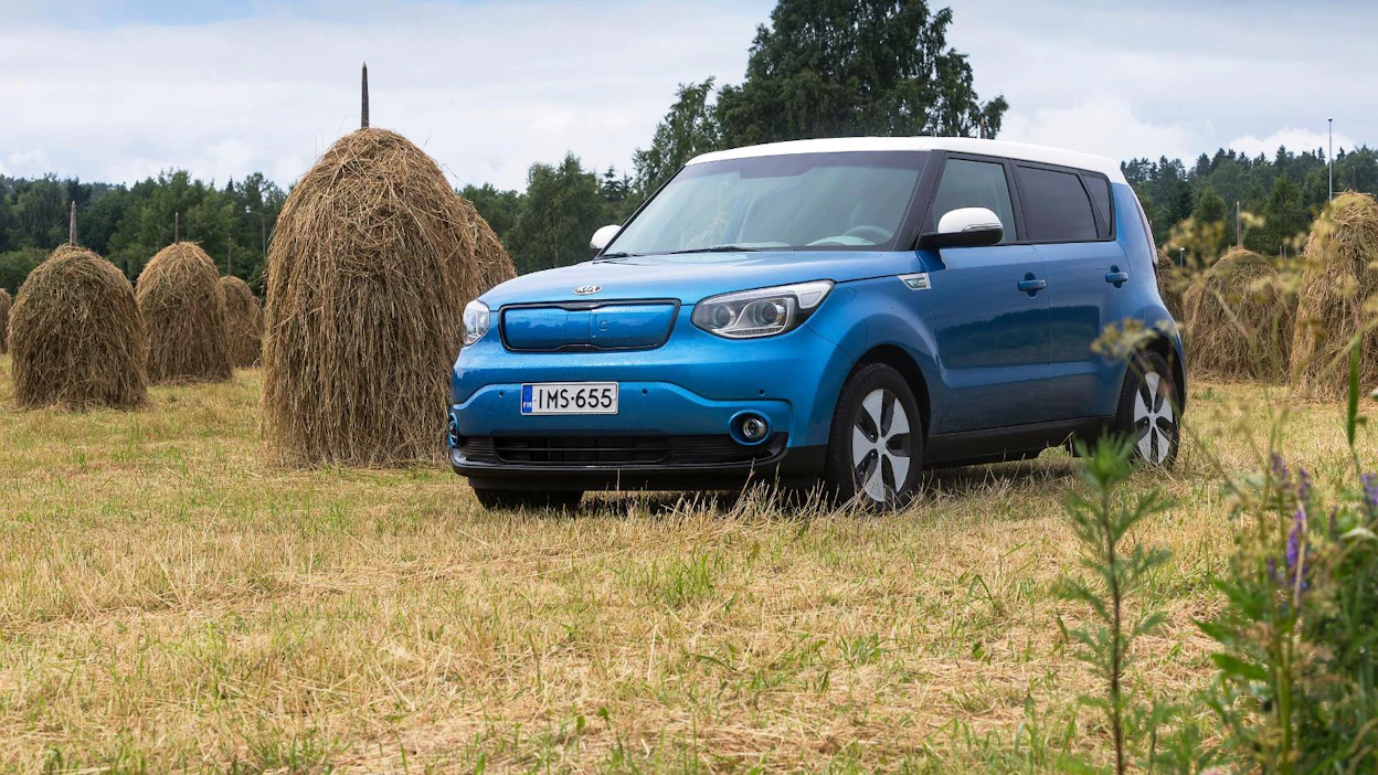 Täyssähköinen Kia Soul EV on ryhdikäs ja kookas auto, joka on täynnä positiivisia yllätyksiä. 30 kWh:n litimionipolymeeriakusto on sijoitettu matkustamon alle, mikä luo autosta vakaan kulkijan.