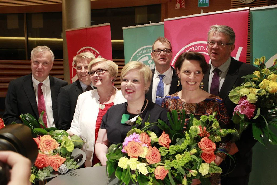 Keskustan ministeriryhmä asettautui yhteiskuvaan pian valinnan jälkeen. Kuvassa Olli Rehn (vas.), Kimmo Tiilikainen, Anu Vehviläinen, Annika Saarikko, Juha Sipilä, Anne Berner ja Juha Sipilä.