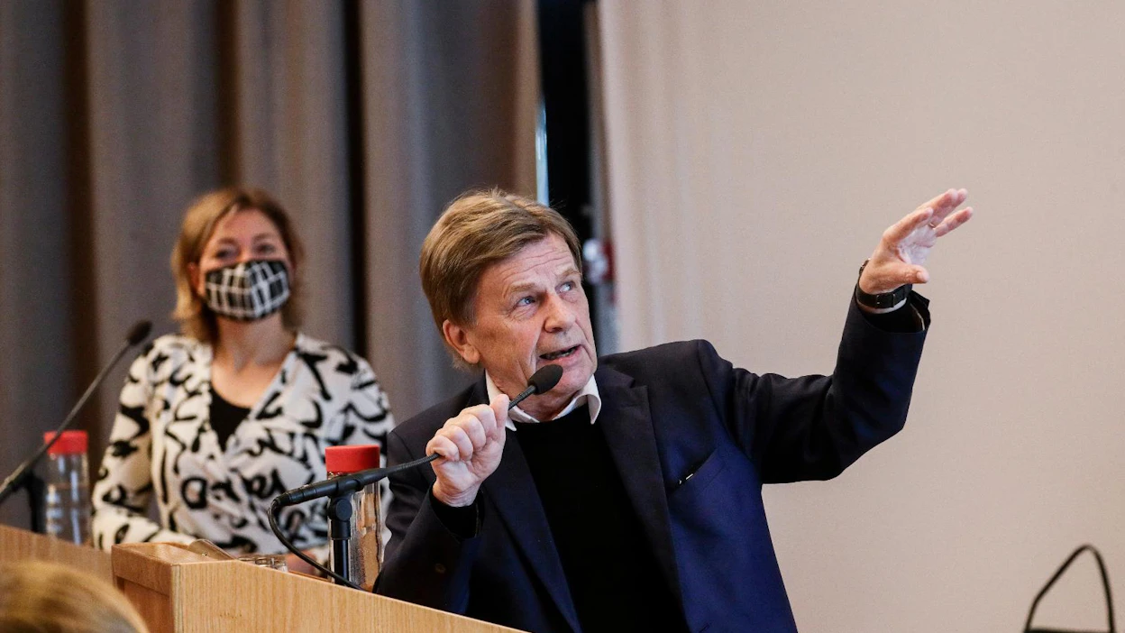 Hallitukselta EU-päätöksentekoon tulisi saada yhtenäinen viesti, yhdeksän meppiä painottaa. Kuvassa ovat Henna Virkkunen (kok.) ja Mauri Pekkarinen (kesk.).