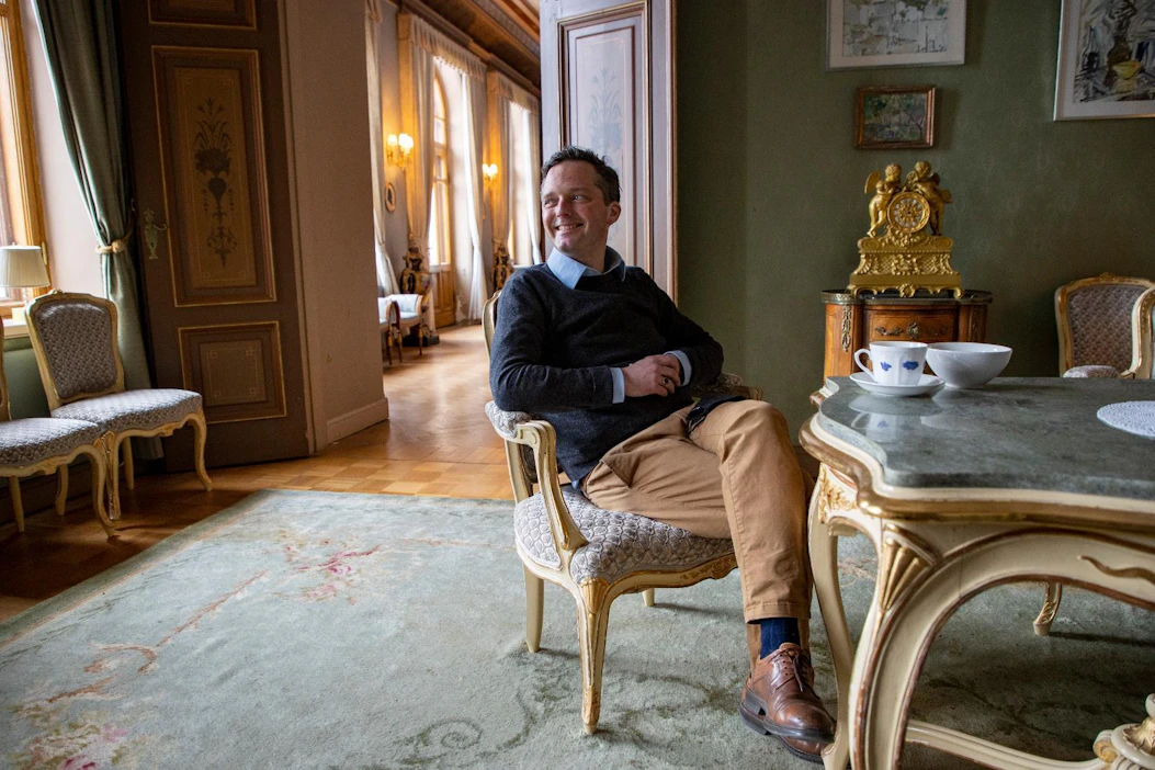 Malmgårdin linnassa asuvat vielä Henrik Creutzin vanhemmat, mutta jonain päivänä Henrik perheineen muuttaa sinne.