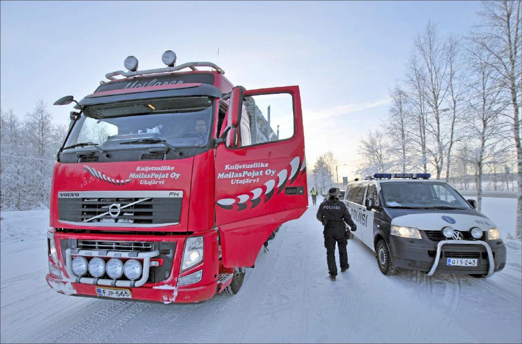 Rovaniemellä ratsattu MoilasPojat Oy:n tukkiauto sai puhtaat paperit ajo- ja lepoajoissa. Kari Lindholm