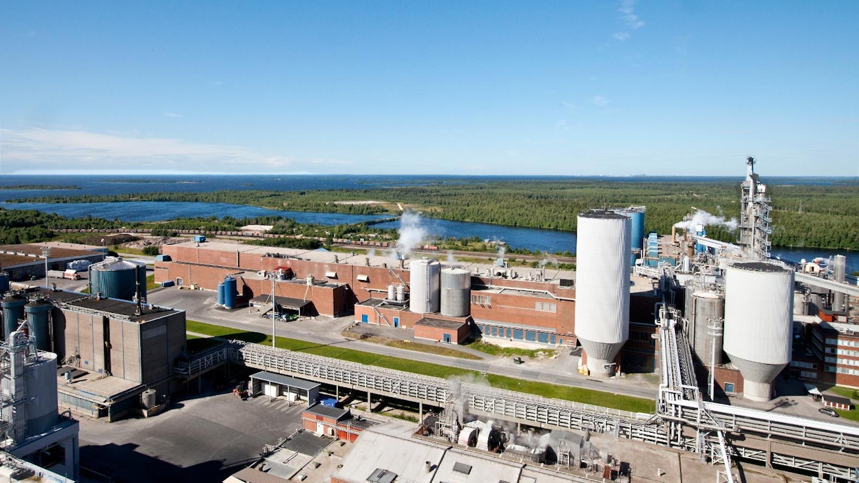 Metsäteollisuudessa ylemmät toimihenkilöt ovat olleet kauan ilman työehtosopimusta. Kuvassa Metsä Boardin tehdas Kemissä.
