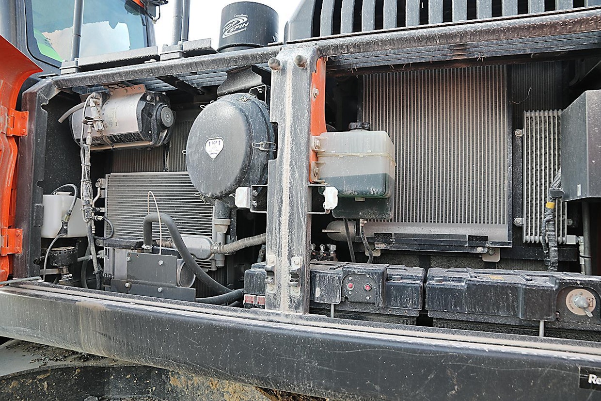 Doosan DX300:ssa on huomioitu myös hydrauliikan jäähdyttäminen. Ilmansuodatin toimii sykloniperiaatteella, mikä on tehokkaampi tapa puhdistaa ilmaa.