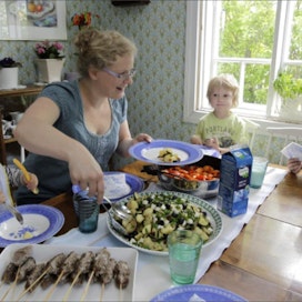 Toivo (vas.), Nelli, Eliel ja Otto Salmensuu syövät tänään välimerellistä perunasalaattia ja yrttisiä lihavartaita. Jaana Kankaanpää