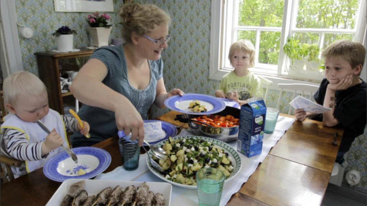 Toivo (vas.), Nelli, Eliel ja Otto Salmensuu syövät tänään välimerellistä perunasalaattia ja yrttisiä lihavartaita. Jaana Kankaanpää