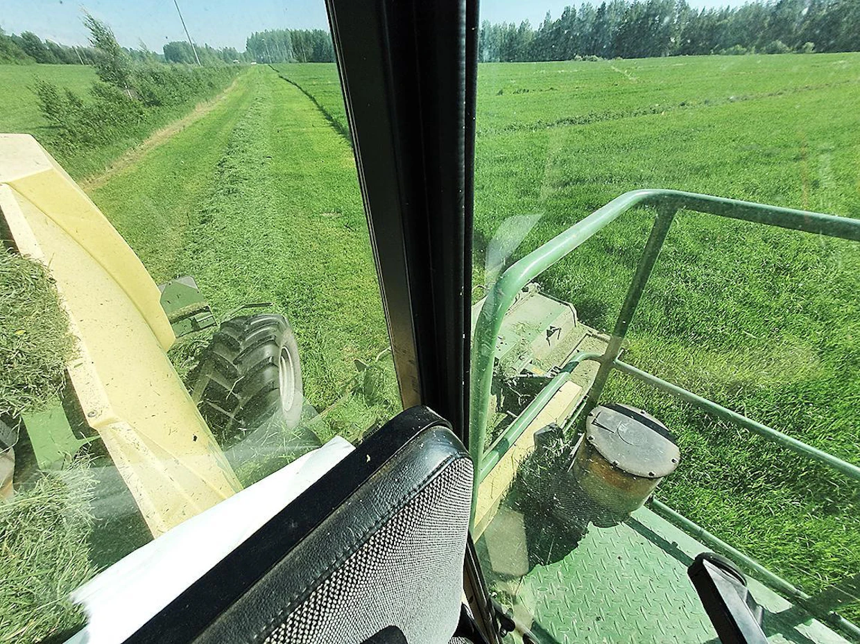 Ohjaamosta on hyvä näkyvyys kaikkiin suuntiin, ja takaniittoyksiköt näkyvät pienellä kurkistelulla lähes kokonaan. Ohjaamosta näkee hyvin myös kasvuston ja siellä mahdollisesti piilevät esteet.